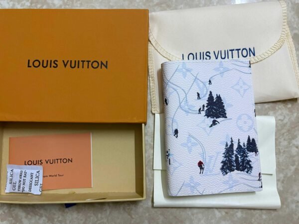L008 LV Passport Cover White 14872